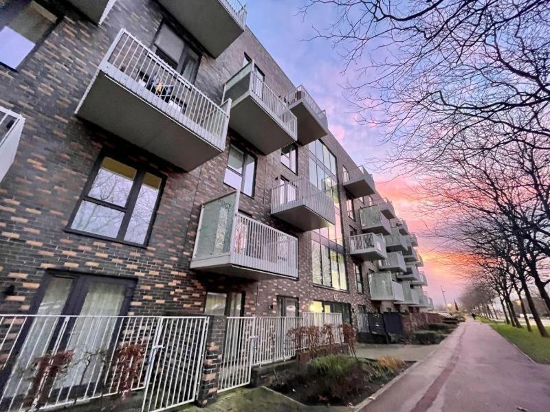 Classy Campbell Park Apartment, Balcony & Free Parking Милтън Кейнс Екстериор снимка