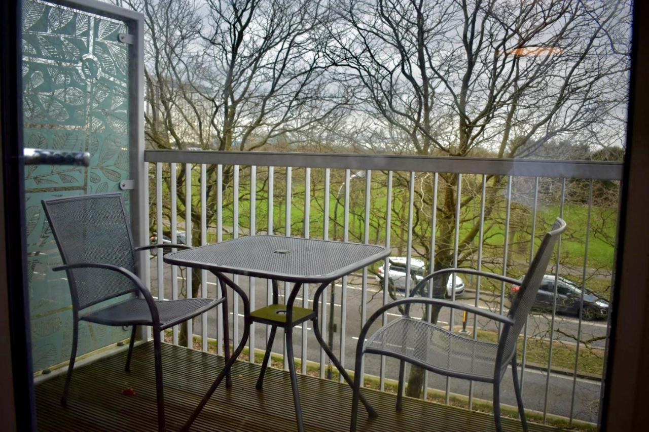 Classy Campbell Park Apartment, Balcony & Free Parking Милтън Кейнс Екстериор снимка